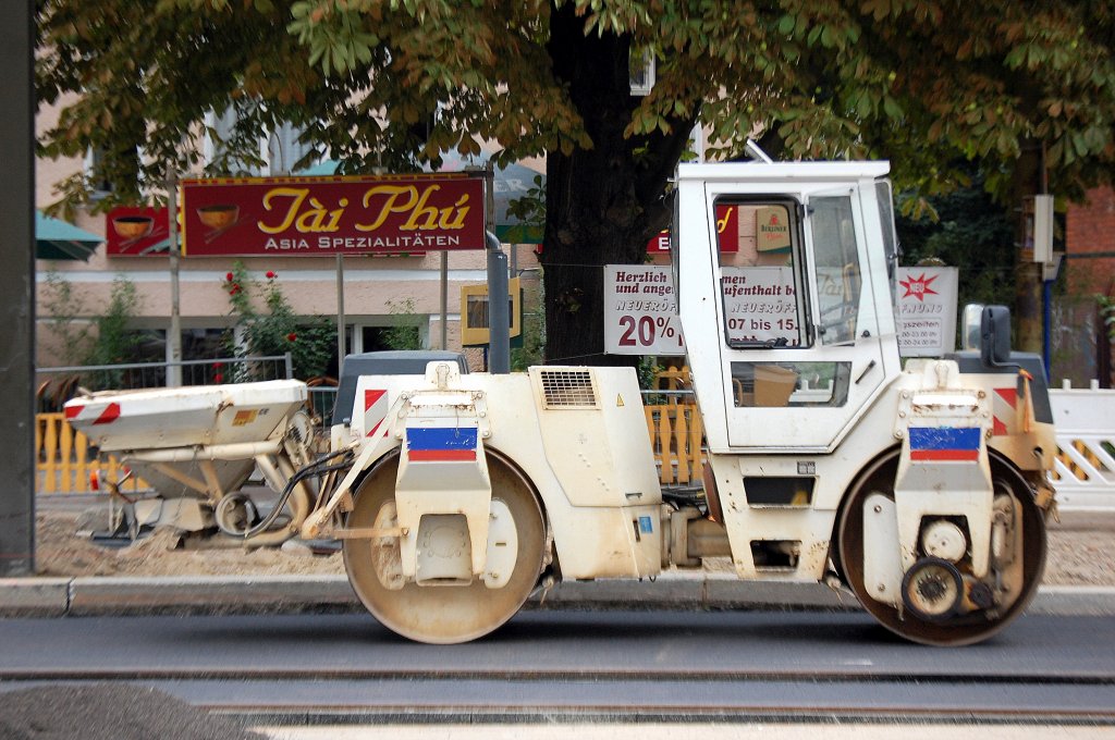 M�glicherweise eine HAMM Tandemwalze Typ? mit Streutrichter der Baufirma EUROVIA, 11.08.10 Stra�enasphaltierung der Berliner Str. Berlin-Pankow.