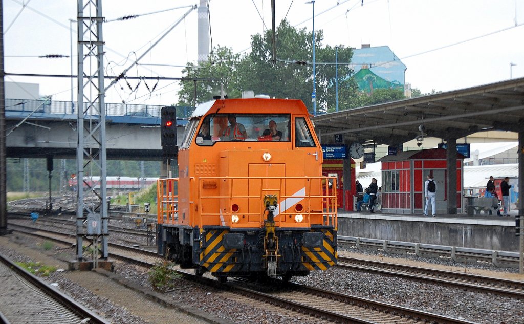M�glichweise eine Trainingsfahrt, die von der DB gemietete northrail Lok (98 80 3352 103-6 NTS) mit reichlich Personal an Bord Richtung N�ldnerplatz Lokabstellplatz am Rande des Bhf. Berlin-Lichtenberg.