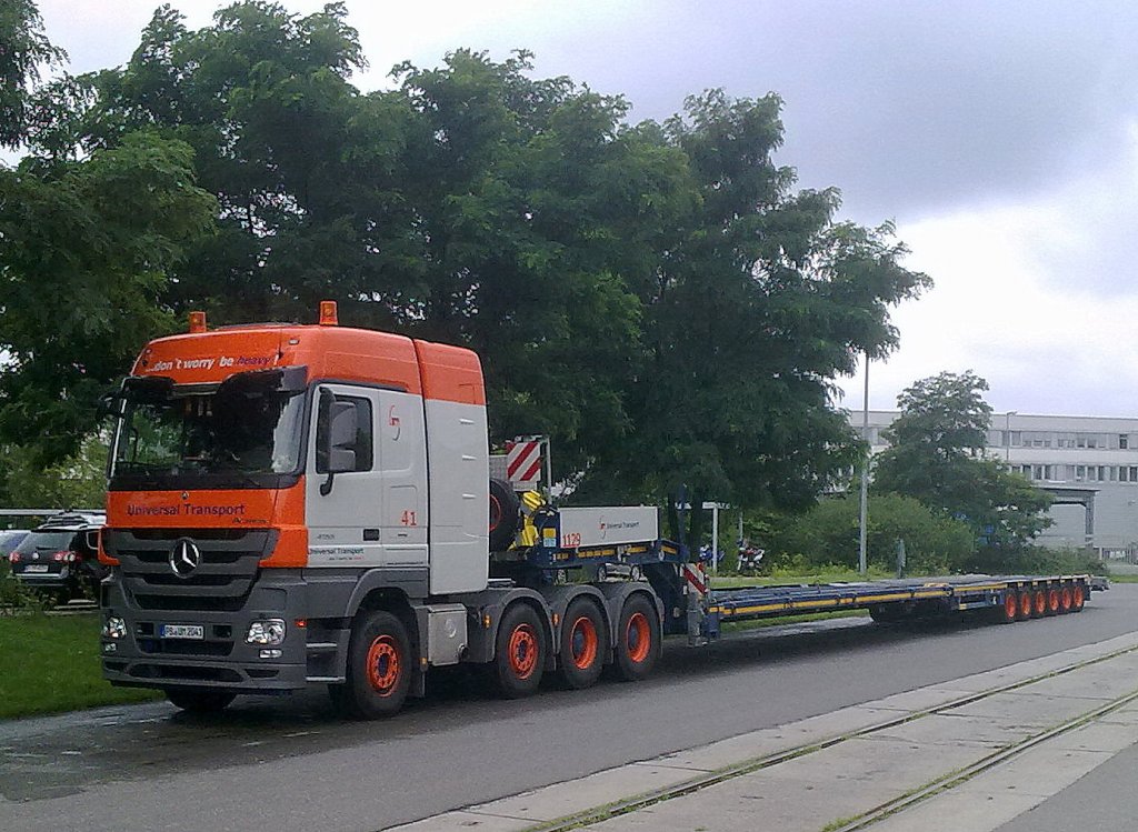MPII MB ACTROS 4155 Schwerlastzugmaschine mit Ladebr�cke der Sped. Uiversal Transport am 01.08.11 Berlin-Wilhelmsruh.