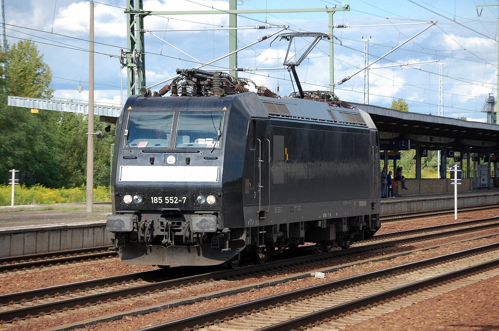 MRCE 185 552-7 (Bombardier Bj.2005) der DB auf Leerfahrt durch den Bhf. Flughafen Berlin-Sch�nefeld, 03.09.10