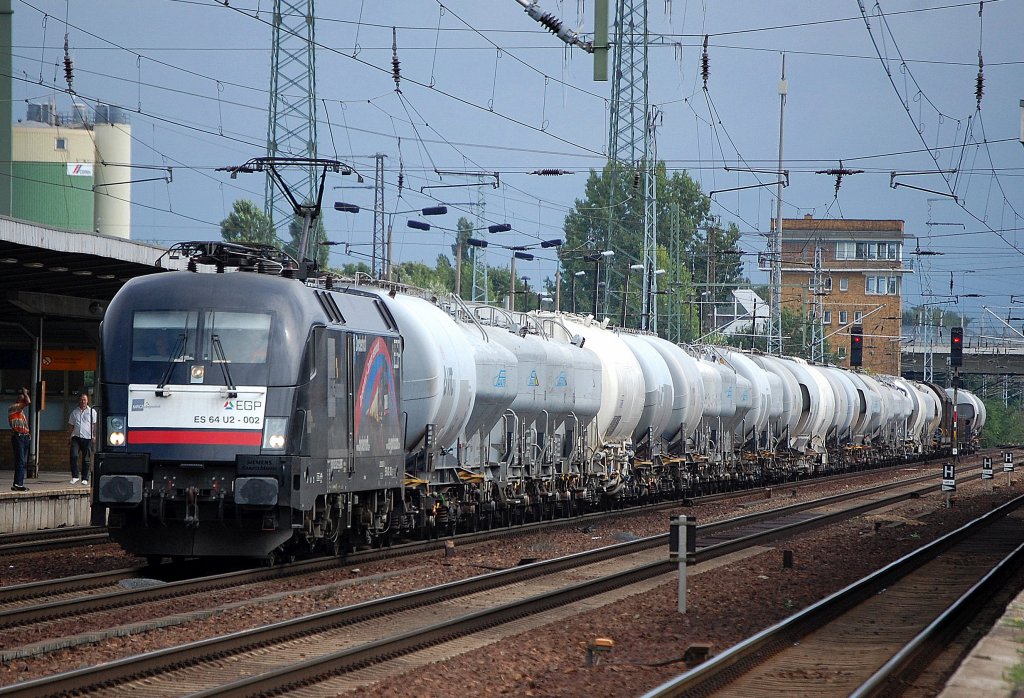 MRCE Dispo EGP ES 64 U2-002 mit dem �blichen Zug Zementsilowagen am Ende des Zuges aber auch eine Schiebewandwageneinheit + Drehgestellflachwagen bei der Durchfahrt im Bhf. Flughafen Berlin-Sch�nefeld, 18.08.10