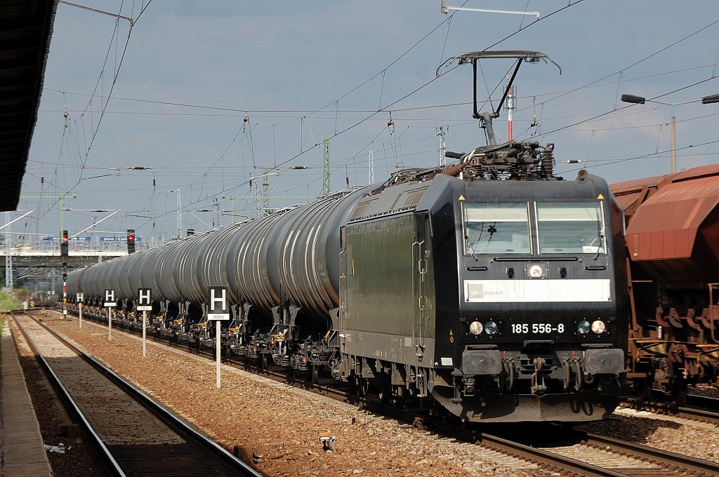 MRCE Dispolok 185 556-8 ist im Moment wohl an TXL vermietet, hier mit Ganzzug Kesselwagen (GATX) am 29.06.12 Bhf. Flughafen Berlin-Sch�nefeld.