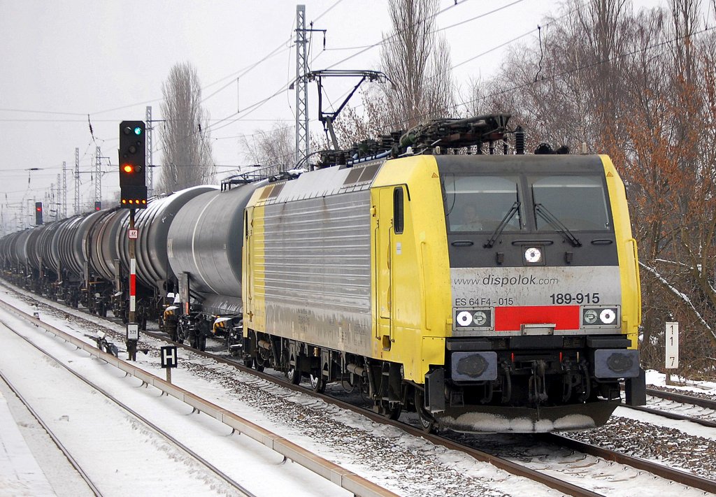 MRCE Dispolok 189-915 ES 64 F4-015 (91 80 6189 915-2 D-DISPO, Bj. 2004) mit Kesselwagenganzzug Richtung Karower Kreuz Berlin, 21.01.10 Berlin-Karow.