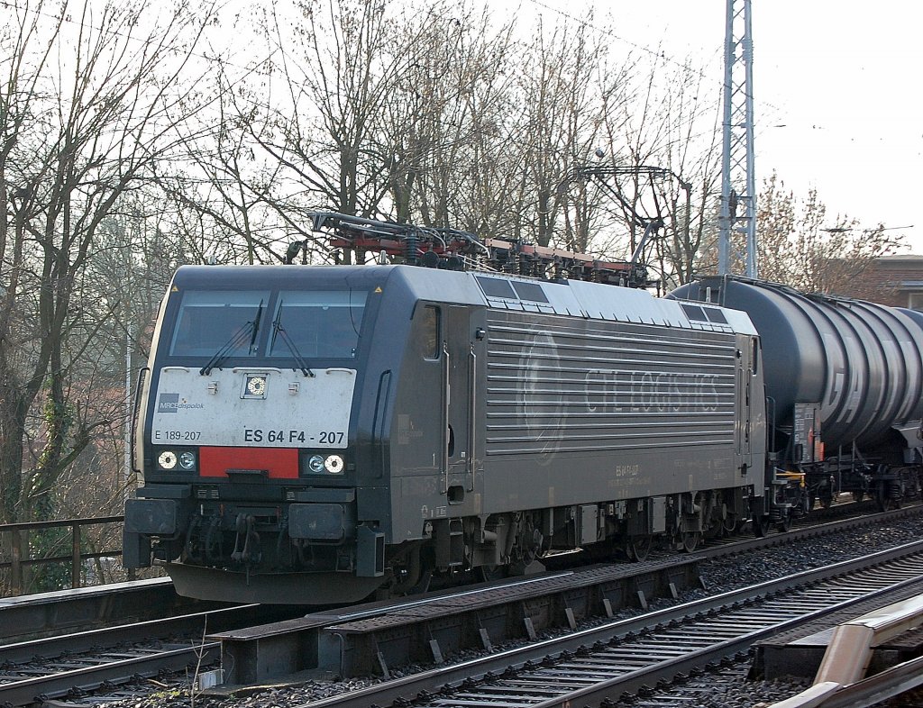 MRCE Dispolok der CTL ES 64 F4-207 (91 80 6189 207-4 D-DISPO) mit Kesselwagenganzzug Richtung Schwedt, 17.01.11 Berlin-Karow.