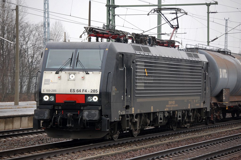 MRCE Dispolok der CTL ES 64 F4-285 (91 80 6189 285-0 D-DISPO), 03.02.11 mit Kesselwagenzug bei der Durchfahrt im Bhf. Flughafen Berlin-Sch�nefeld.