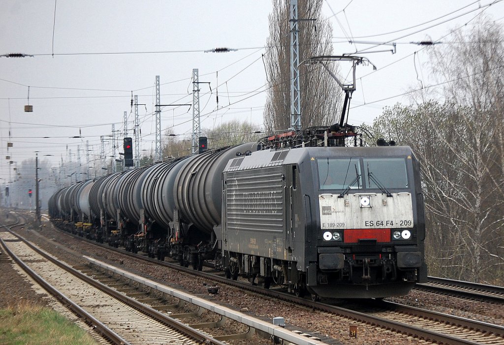 MRCE Dispolok der CTL ES 64 F4-209 (91 80 6189 209-0 D-DISPO) mit Kesselwagenzug, 06.04.11 Berlin-Karow.