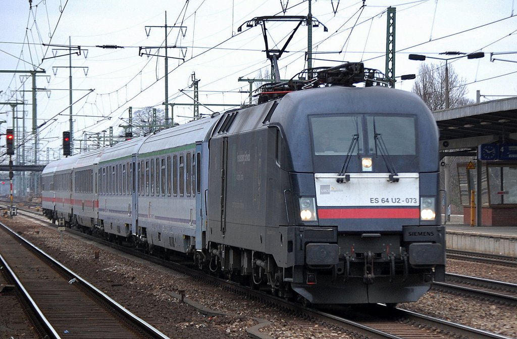 MRCE Dispolok der DB ES 64 U2-073 (91 80 6182 573-6 D-DISPO, Siemens Bj.2004) mit zwei polnischen und zwei DB Intercitywagen bei der Durchfahrt im Bhf. Flughafen Berlin-Sch�nefeld, 14.03.12