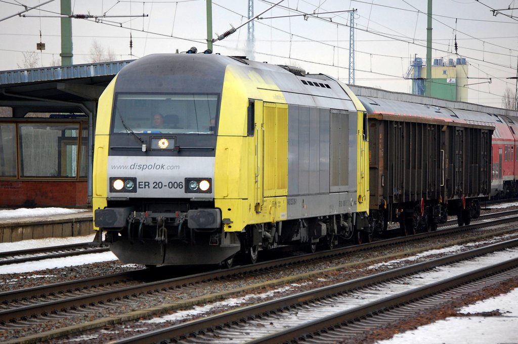 MRCE Dispolok in Diensten von CTL ER 20-006 (92 80 1223 006-8 D-DISPO) mit zwei firmeneigenen offenen G�terwagen bei der Durchfahrt im Bhf. Flughafen Berlin-Sch�nefeld, 08.01.11