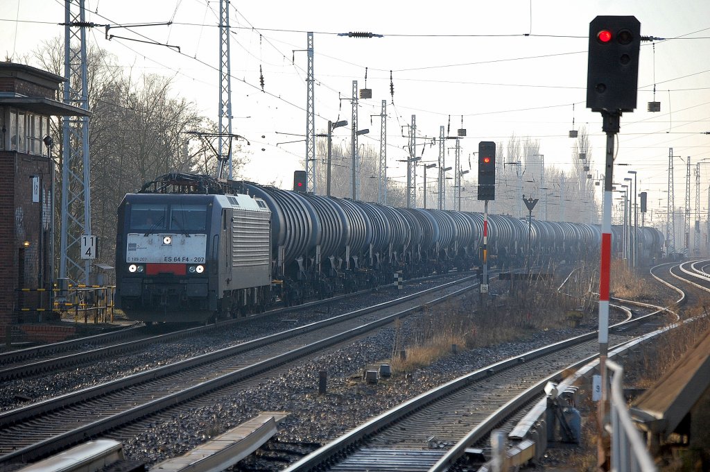 MRCE Dispolok in Diensten von CTL, ES 64 U4-207 (91 80 6189 207-4 D-DISPO) mit Ganzzug Kesselwagen (Dieselbef�llung) aus Richtung Oranienburg kommend Richtung Schwedt unterwegs, 17.01.11 Karower Kreuz Berlin.