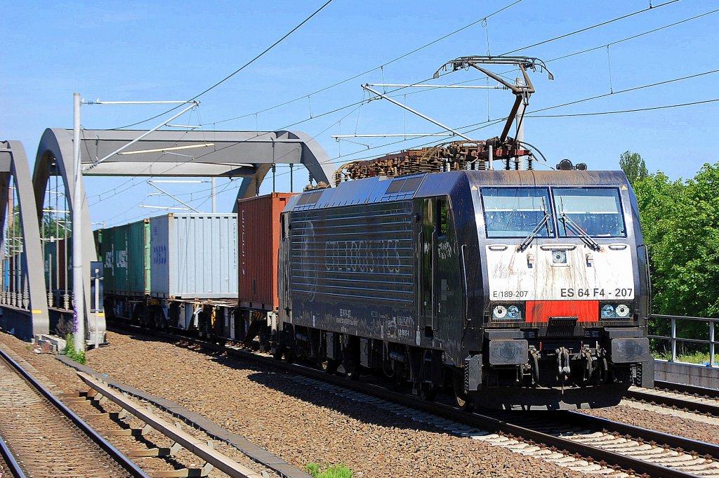 MRCE Dispolok E 189-207 / ES 64 F4-207 (91 80 6189 207-4 D-DISPO, Bj. 2006) aangemietet con CTL unterwegs mit Containerzug Richtung Berliner Innenring, 05.06.10 Berlin-Pankow.