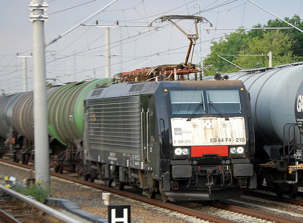 MRCE Dispolok E 189-210 / ES 64 F4-210 (Siemens, Bj.2008) mit Kesselwagenzug Richtung Berliner Innenstadt, 05.07.10 Berlin-Blankenburg.