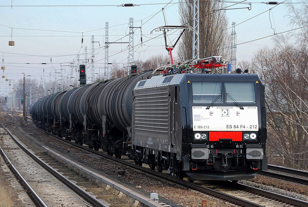 MRCE Dispolok E 189-212 ES 64 F4-212 (91 80 6189 212-4 D-DISPO, Bj. 2008) im Dezember 09 f�r CTL im Einsatz mit Kesselwagenganzzug, 05.12.09 Berlin-Karow.