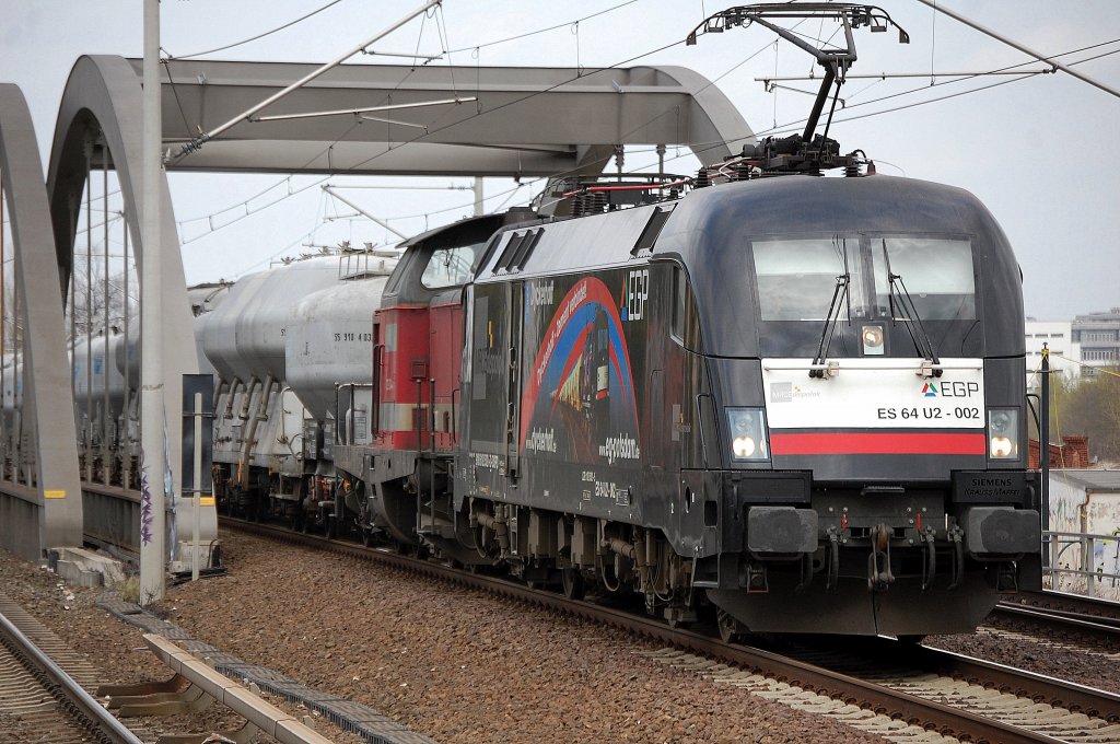 MRCE Dispolok der EGP ES 64 U2-002 (91 80 6182 502-5 D-DISPO) mit der EGP Lok 212 024-4 und einem Ganzzug Zementstaubsiloagen Richtung Berlin Greifswalder Str., 08.04.11 Berlin-Pankow.