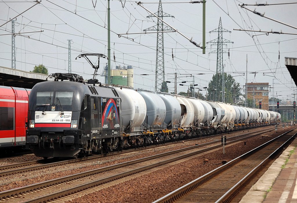 MRCE Dispolok der EGP ES 64 U2-002 (91 80 6102 502-5 D-DISPO) mit Zementstaubsilowagenzug, 17.08.11 Bhf. Flughafen Berlin-Sch�nefeld. 