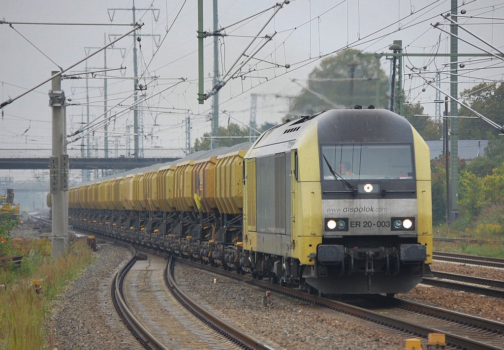 MRCE Dispolok ER 20-003 (92 80 1223 003-5 D-DISPO) unterwags f�r die HSL-Logistik GmbH mit einem Ganzzug Sch�ttgutkippwagen mit feinem hellem Kies bef�llt, 09.09.10 Durchfahrt Bhf. Flughafen Berlin-Sch�nefeld.