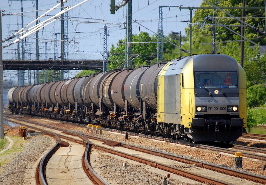 MRCE Dispolok ER 20-006 (92 80 1223 006-8 D-DISPO, Bj. 2004) ist im Moment f�r CTL unterwegs, hier mit Kesselwagenganzzug bei der Durchfahrt Bhf. Flughafen Berlin-Sch�nefeld, 05.06.10 