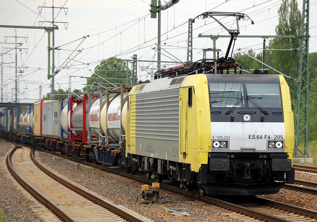 MRCE Dispolok ES 64 F4-205 (91 80 6189 205-8 D-DISPO, Siemens Bj.2006) ist nun inzwischen auch an ITL verliehen, hier mit einem Containerzug unterwegs, 12.08.10 Bhf. Flughafen Berlin-Sch�nefeld.