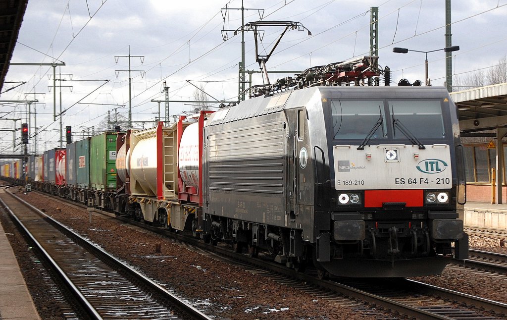 MRCE Dispolok ES 64 F4-210 (91 80 6189 210-8 D-DISPO) der ITL mit Containerzug, 15.02.12 Bhf. Flughafen Berlin-Sch�nefeld.