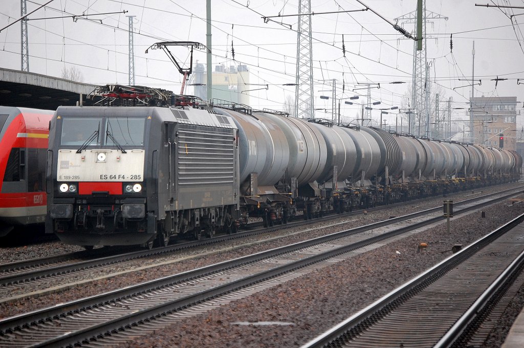 MRCE Dispolok ES 64 F4-285 (91 80 6189 285-0 D-DISPO) der CTL ,mit Kesselwagenganzzug (Benzin) bei der Durchfahrt im Bhf. Flughafen Berlin-Sch�nefeld, 03.02.11