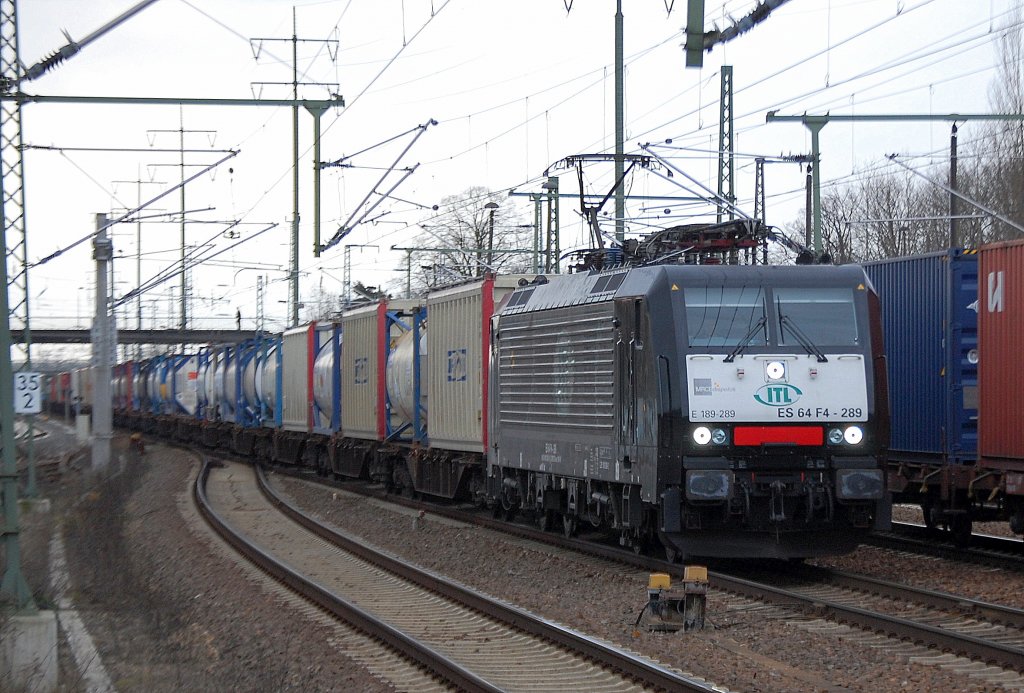 MRCE Dispolok ES 64 F4-289 (91 80 6189 289-2 D-DISPO) der ITL mit Containerzug am 29.12.11 Bhf. Flughafen Berlin-Sch�nefeld.