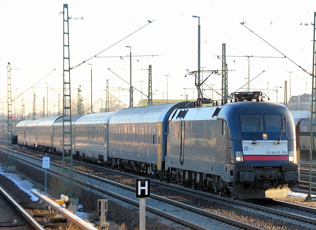 MRCE Dispolok ES 64 U2-001 (91 80 6182 501-7-D-DISPO) der DB mit dem ungarisch/tschechischen EN 476 aus Budapest unterwegs zum Abstellpunkt Berlin-Grunewald, 10.01.11 Berlin-Beusselstr.