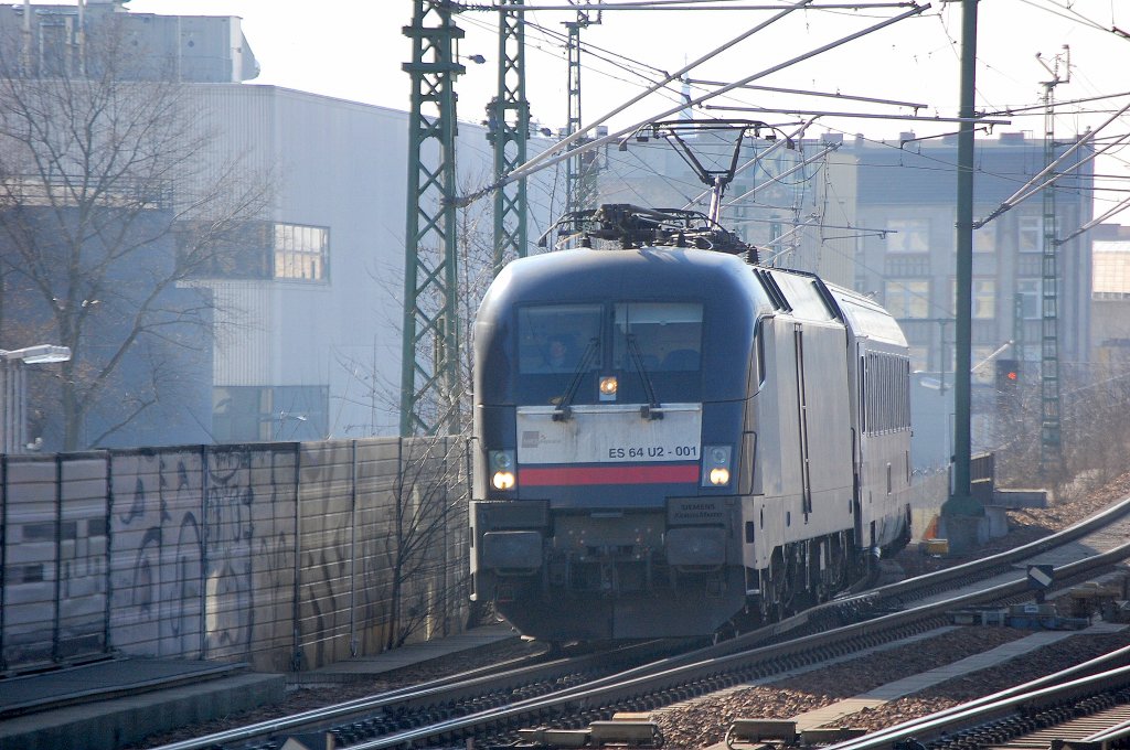 MRCE Dispolok ES 64 U2-001 der DB mit der Berlin-Warschau-Express Zuggarnitur als PbZ Richtung Berlin-Lichtenberg, 03.03.11 Berlin-Wedding.