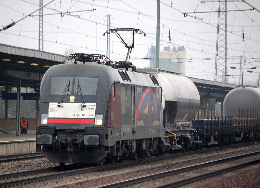 MRCE Dispolok ES 64 U2-002 der EGP mit gemischtem G�terzug, 16.03.11 Bhf. Flughafen Berlin-Sch�nefeld. 