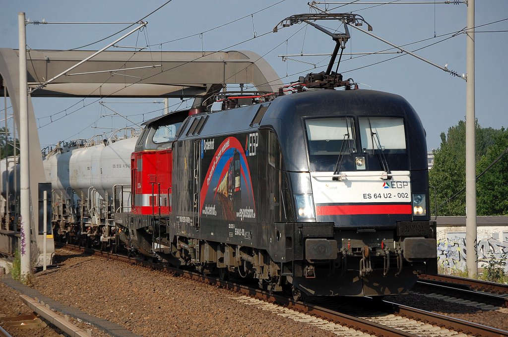 MRCE Dispolok ES 64 U2-002 (91 80 6182 502-5 D-DISPO, Bj. 2001), die Dauerleihgabe an EGP hat die EGP 212 024-4 und einen Ganzzug Zementstaubsilowagen f�rs Zementwerk Berlin Greifswalder Str. am Haken, 02.07.10 Berlin-Pankow.