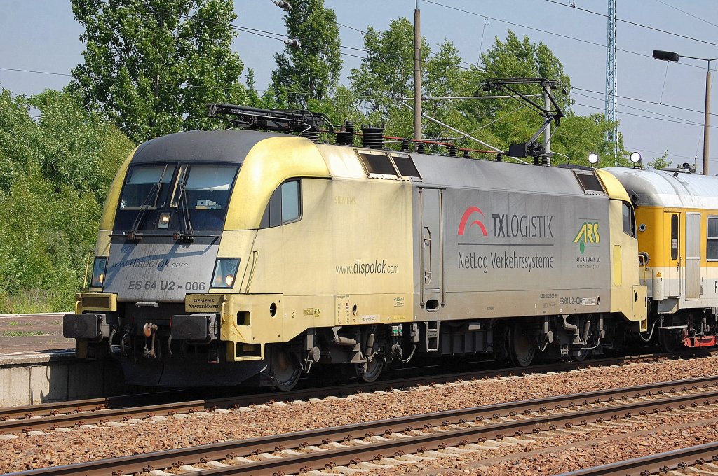 MRCE Dispolok ES 64 U2-006 (91 80 6182 506-6 D-DISPO) inzwischen von der DB System Technik angemietet mit Messzug beim Kurzhalt Bhf. Flughafen Berlin-Sch�nefeld, 19.06.13