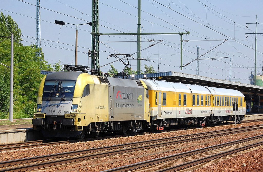 MRCE Dispolok ES 64 U2-006 angemietet von der DB Systemtechnik mit Messzug beim Kurzhalt im Bhf. Flughafen Berlin-Sch�nefeld 19.06.13