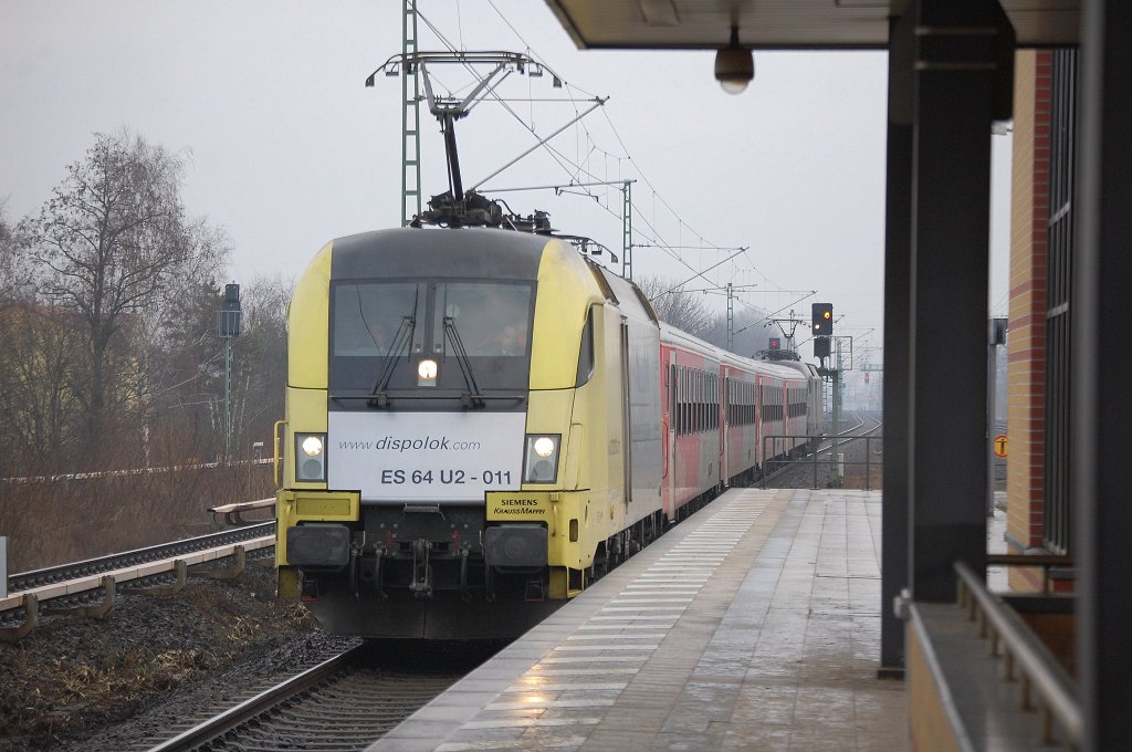 MRCE Dispolok ES 64 U2-011 f�r ODEG mit RE4 nach Rathenow mit Sandwichzug mit MRCE Dispolok Es 64 U2-029 am Ende des RE4, 18.12.12 Bhf. Berlin-Jungfernheide. 
