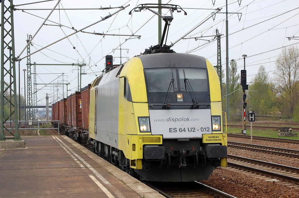 MRCE Dispolok ES 64 U2-012 (182 512-4, Siemens Bj.2002) angemietet von TXL f�hrt �berraschend direkt am Bahnsteig Bhf. Flughafen Berlin-Sch�nefeld ein zum Personalwechsel, am Haken ein Kurzzug mit Containern beladen (Inhalt lt Gefahrstofftafeln 90/3077 ein umweltgef�hrdender fester Stoff), 25.04.12
