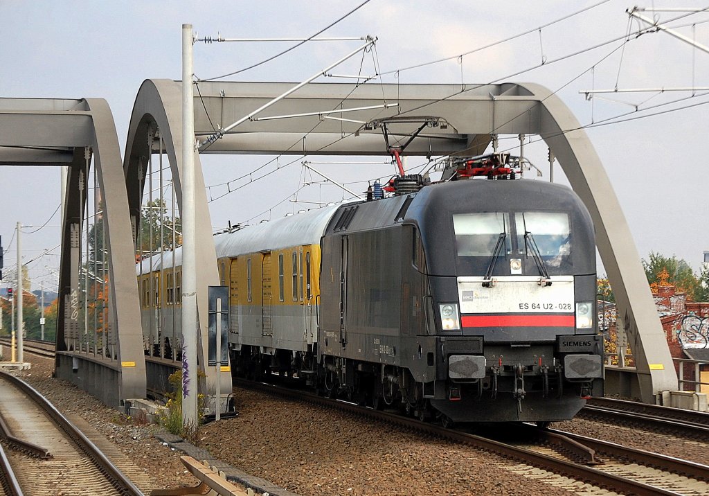 MRCE Dispolok ES 64 U2-028 (91 80 6182 528-0 D-DISPO) mit Messzug Richtung Berliner Innenstadt, 12.10.10 Berlin-Pankow.