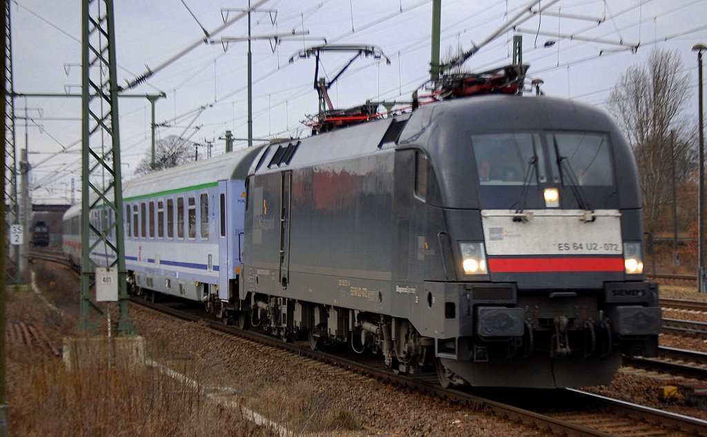 MRCE Dispolok ES 64 U2-072 Mietlok der DB mit der Berlin-Warschau Express Zuggarnitur bei der Durchfahrt im Bhf. Flughafen Berlin-Sch�nefeld wahrscheinlich als PbZ am 12.01.12