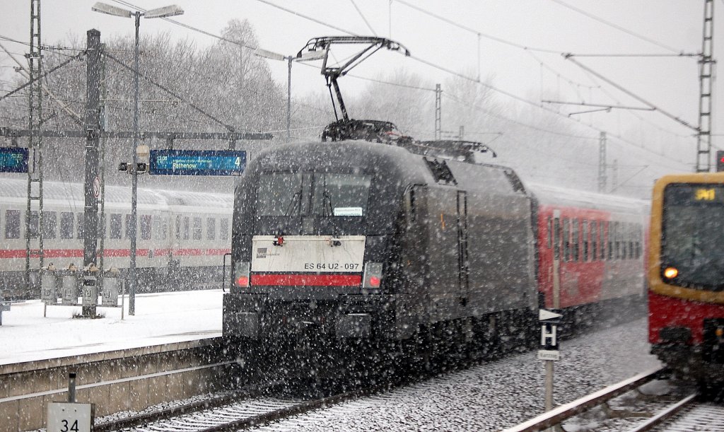 MRCE Dispolok ES 64 U2-097 (9180 5182 597-5 D-DISPO, Siemens Bj.2002) f�r die ODEG als RE4 nach Rathenow, 22.12.12 Berlin-Jungfernheide.