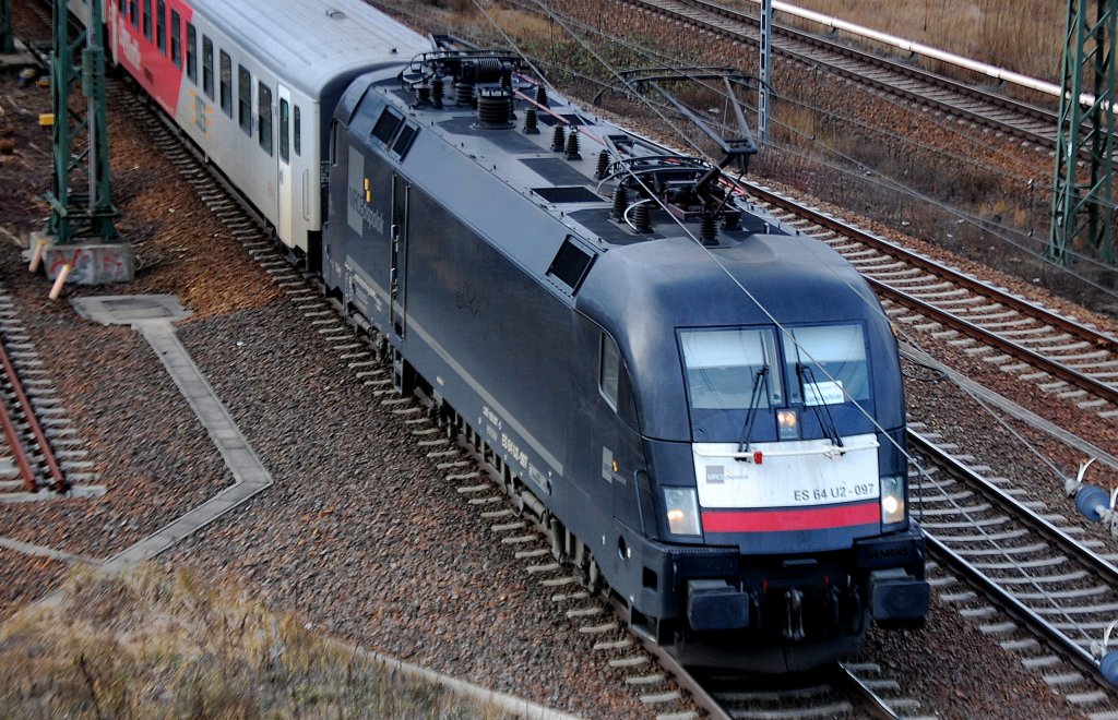 MRCE Dispolok ES 64 U2-097 f�r ODEG mit dem RE4 nach Ludwigsfelde Richtung Berlin hbf.(tief), 31.12.12 Berlin-Putlitzbr�cke.