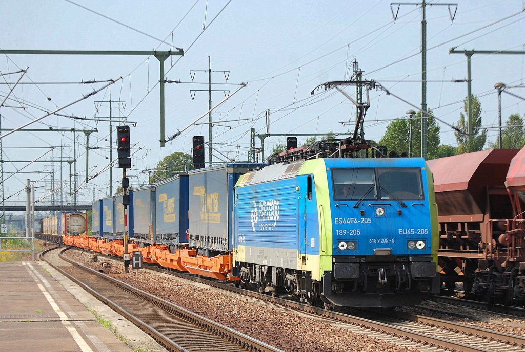 MRCE Dispolok ES64F4-205 der PKP EU45-205/618 9 205-8 der PKP Cargo mit Taschwagen- und Contaiertragwagen am 21.08.12 Bhf. Flughafen Berlin-Sch�nefeld.
