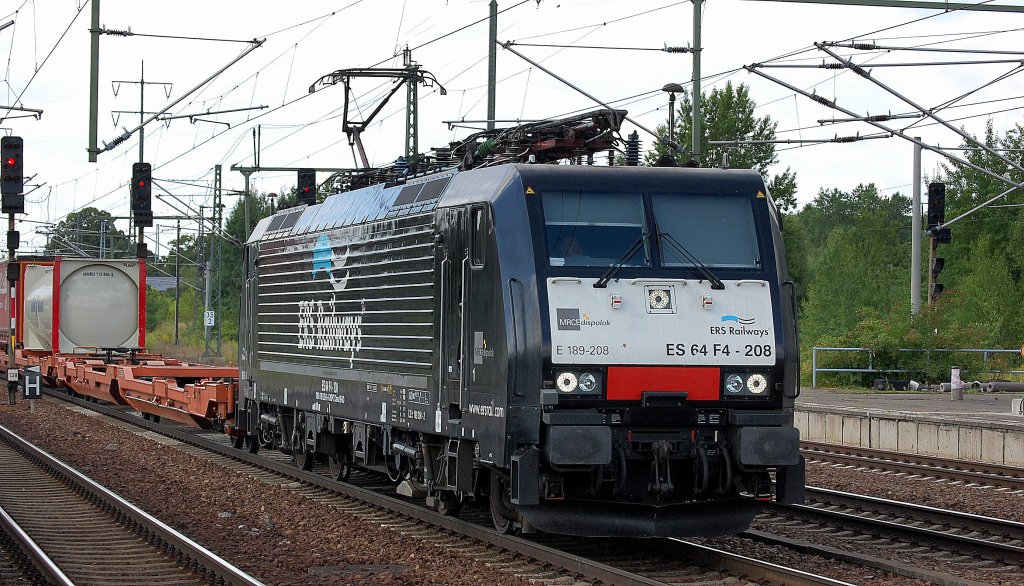 MRCE Dispolok f�r ERSR ES 64 F4-208 (E 189-208) mit Containerzug bei der Durchfahrt im Bhf. Flughafen Berlin-Sch�nefeld, 01.08.13