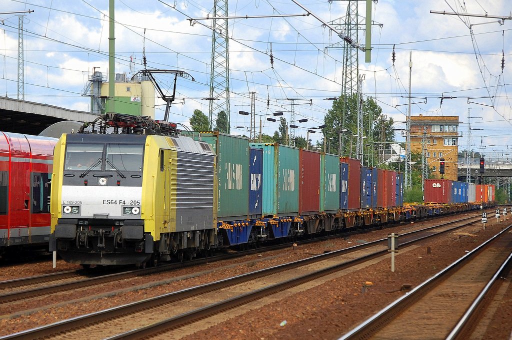 MRCE Dispolok f�r ITL unterwegs, ES 64 F4-205 (91 80 6189 205-8 D-DISPO) mit einem Containerzug bei der Durchfahrt im Bhf. Flughafen Berlin-Sch�nefeld, 16.08.10