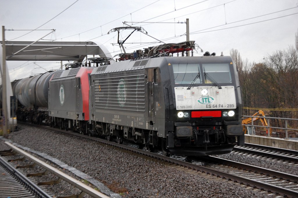 MRCE Dispolok der ITL ES 64 F4-289 (91 80 6189 289-2 D-DISPO) hat die ITL 481 002-4 und einen Kesselwagenzug am Haken, 13.11.10 Berlin-Pankow. 