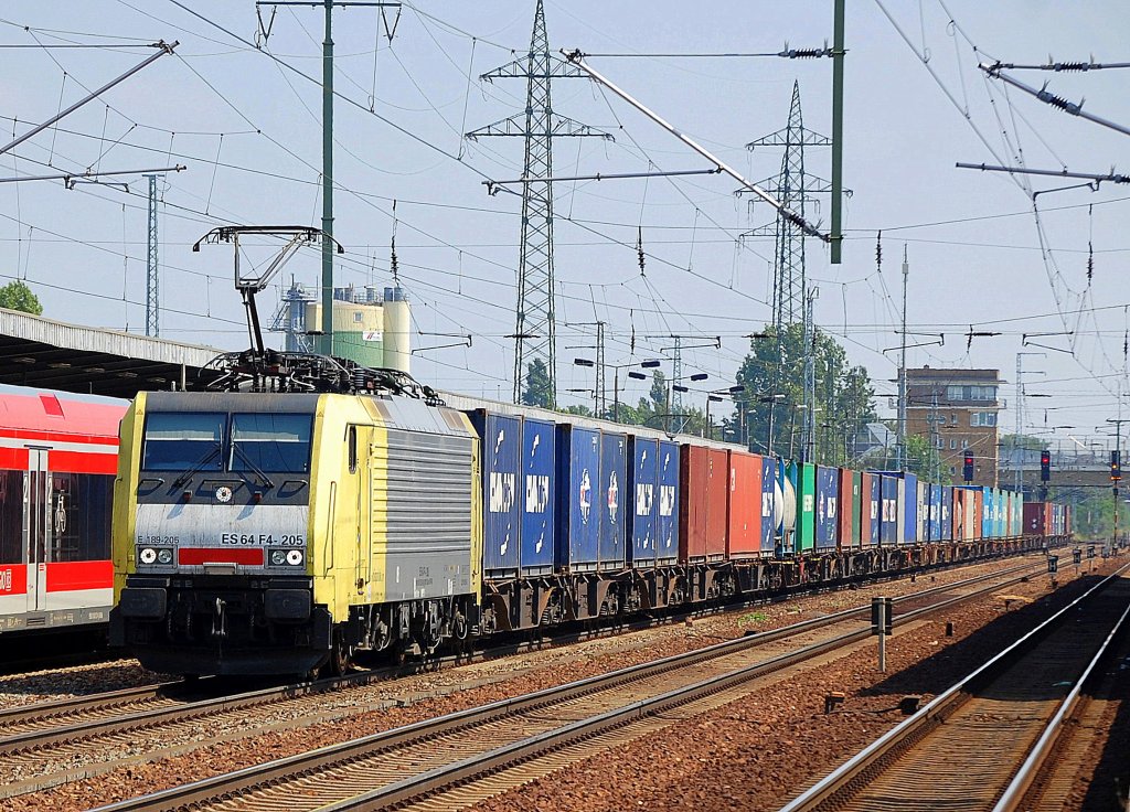 MRCE Dispolok der ITL ES 64 F4-205 (91 80 6189 205-8 D-DISPO) mit Containerzug, 06.06.11 Bhf. Flughafen Berlin-Sch�nefeld.