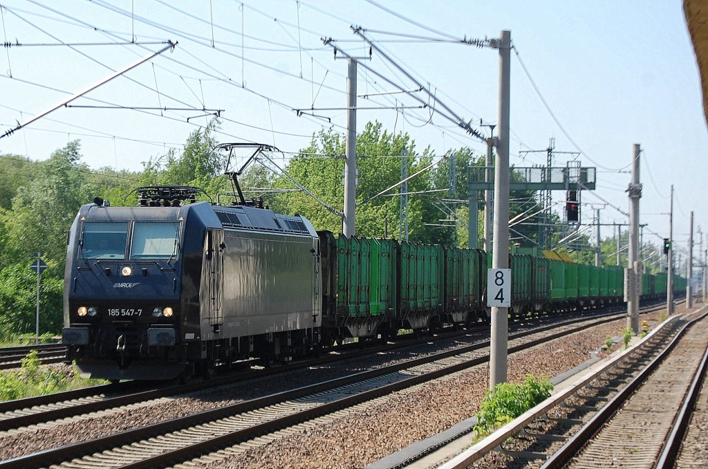 MRCE Dispolok der PRESS 185 547-7 (91 80 6185 547-7-D-DISPO) mit Leerzug Rungenwagen f�r Holztransporte Richtung Berlin-Karow, 23.05.12 Berlin-Blankenburg.