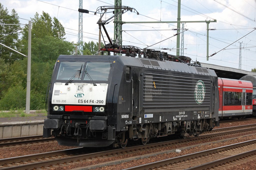 MRCE Dispolok vermietet an ITL, ES 64 F4-200 (91 80 6189 200-9 D-DISPO, Siemens, Bj.2004) auf Leerfahrt durch den Bhf. Flughafen Berlin-Sch�nefeld, 05.08.10