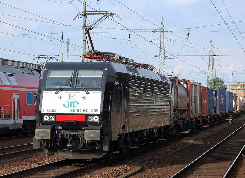 MRCE Dispolok vermietet an ITL, ES 64 F4-289 (91 80 6189 289-2 D-DISPO, Siemens, Bj.2009) mit einem Containerzug bei der Durchfahrt im Bhf. Flughafen Berlin-SCh�nefeld, 05.08.10