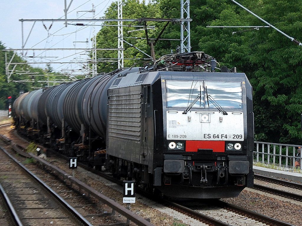 MRCE E189-209 / ES 64 F4-209 (91 80 6189 209-0 D-DISPO, Bj. 2006) angemietet von CTL. Hier unterwegs mit Kessewagenganzzug Richtung Berlin-Karow, 25.06.10 Berlin-Buch.
