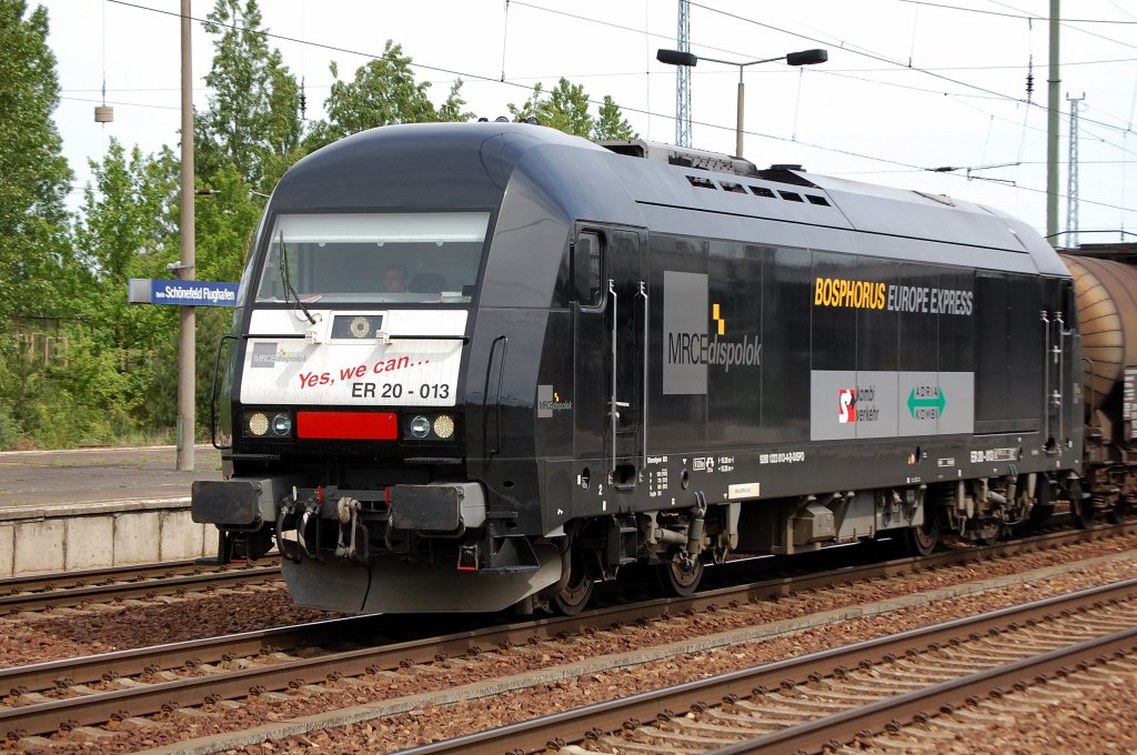 MRCE ER 20-013 (92 80 1223 013-4 D-DISPO, Bj.2005) mit der Aufschrift BOSPHORUS EUROPE EXPRESS, 09.05.09 Durchfahrt im Bhf. Flughafen Berlin-Sch�nefeld. Inzwischen f�r die Fa. PCT im Einsatz.