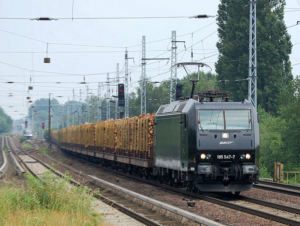 MRCE Leasinglok 185 547-7 f�r PRESS mit Ganzzug Rungenwagen mit Frischholz beladen unterwegs, 08.06.11 Berlin-Pankow.