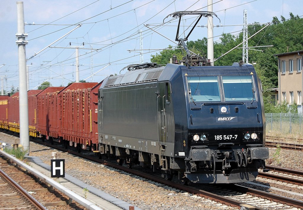 MRCE Leasinglok 185 547-7 der PRESS mit Holzzug Richtung Berliner Innenstadt, 14.07.10 Berlin-Blankenburg.