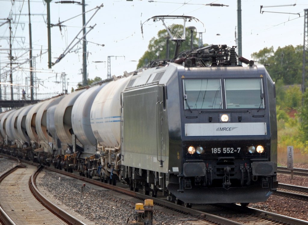 MRCE Leasinglok 185 552-7 (Bombardier Bj.2005) mit Zementstaubsilowagen in Diensten von EGP bei der Durchfahrt im Bhf. Flughafen Berlin-Sch�nefeld am 07.08.09 (Aktuell an CFL-Cargo verliehen)