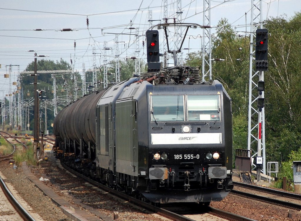 MRCE Leasinglok 185 555-0 (Bombardier Bj.2005) in Diensten von CTL zum Aufnahmezeitpunkt hat MRCE Dispolok ER 20-013 am Haken + Kesselwagenganzzug, 15.07.09 Berlin-Karow. 